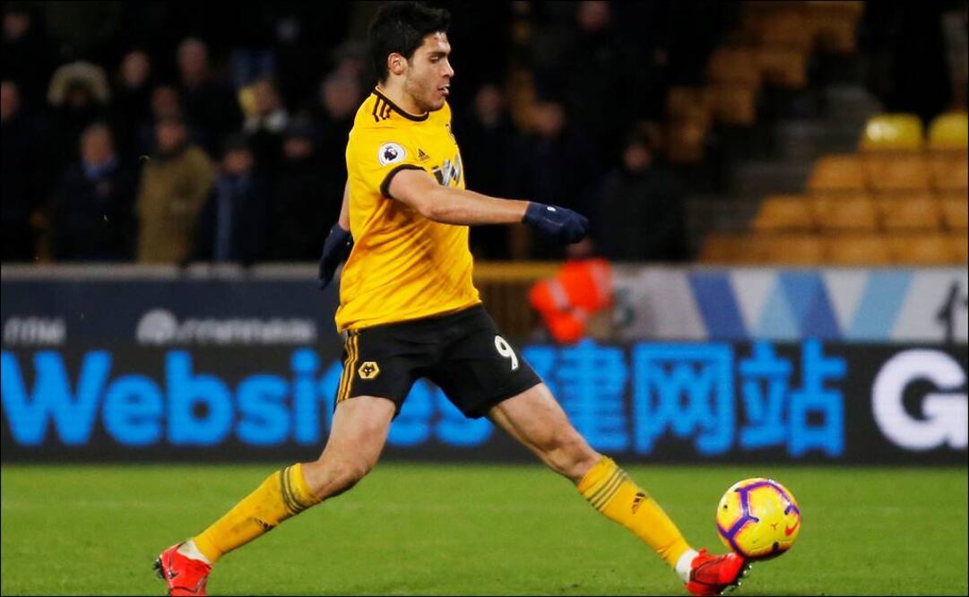 El mexicano Raúl Jiménez. celebrando su primer doblete en la Premier League.  FOTO/REUTERS