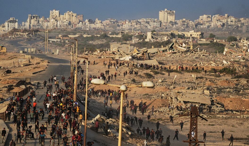 Tanques israelíes se posicionan en la carretera costera que conduce a la Ciudad de Gaza mientras palestinos desplazados se reúnen cerca de Wadi Gaza, en el centro de la Franja de Gaza, el jueves 9 de octubre de 2025. Foto: AP