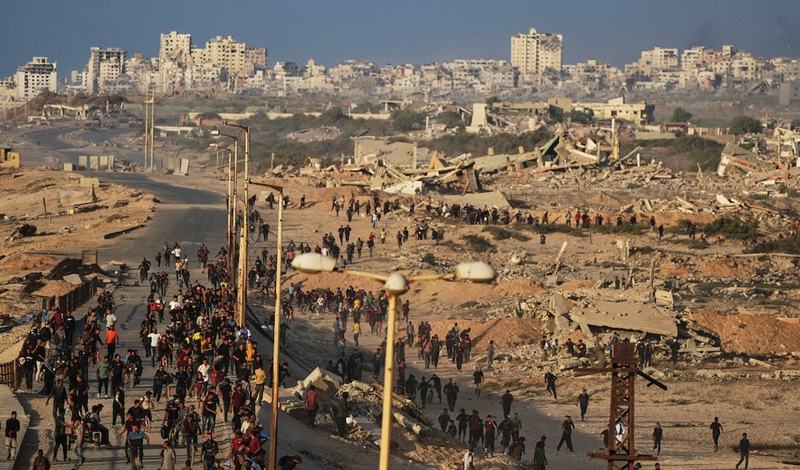 Tanques israelíes se posicionan en la carretera costera que conduce a la Ciudad de Gaza mientras palestinos desplazados se reúnen cerca de Wadi Gaza, en el centro de la Franja de Gaza, el 9 de octubre de 2025. Foto: AP