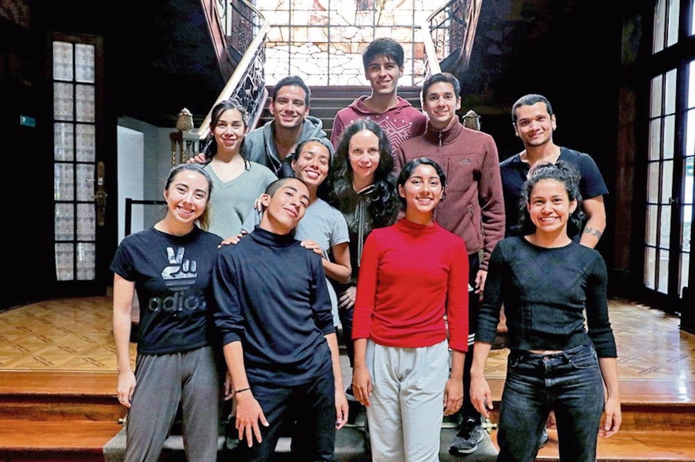 Integrantes de la nueva Compañía Juvenil de Danza Contemporánea de la UNAM, con su directora, Andrea Chirinos, al centro de la imagen. (CORTESÍA DIFUSIÓN CULTURAL UNAM)