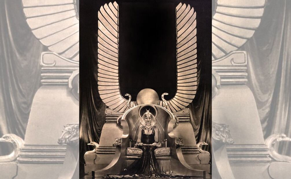 El interés de la época del art déco por las civilizaciones antiguas y remotas se notó también en el cine, con producciones como “Cleopatra” de 1934. Tanto el trono como las alas detrás lucían rasgos del diseño en boga. Pinterest.