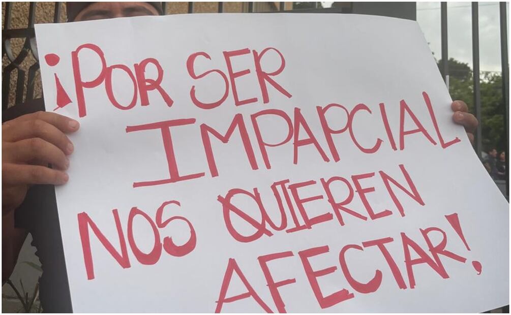 Vestidos de luto, marchan contra reforma al Poder Judicial en Culiacán. Foto: Javier Cabrera Martínez / EL UNIVERSAL