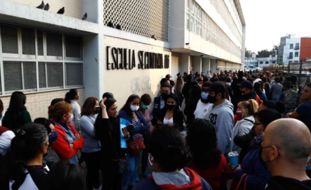 Revisan mochilas a alumnos de secundaria de la CDMX tras amenaza de tiroteo 