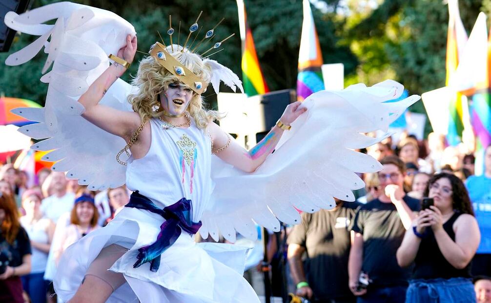 Drag durante un performance en Utah, Estados Unidos. Personaje alado evocando a un ángel. 2022. Foto: Francisco Kjolseth/The Salt Lake Tribune vía AP.