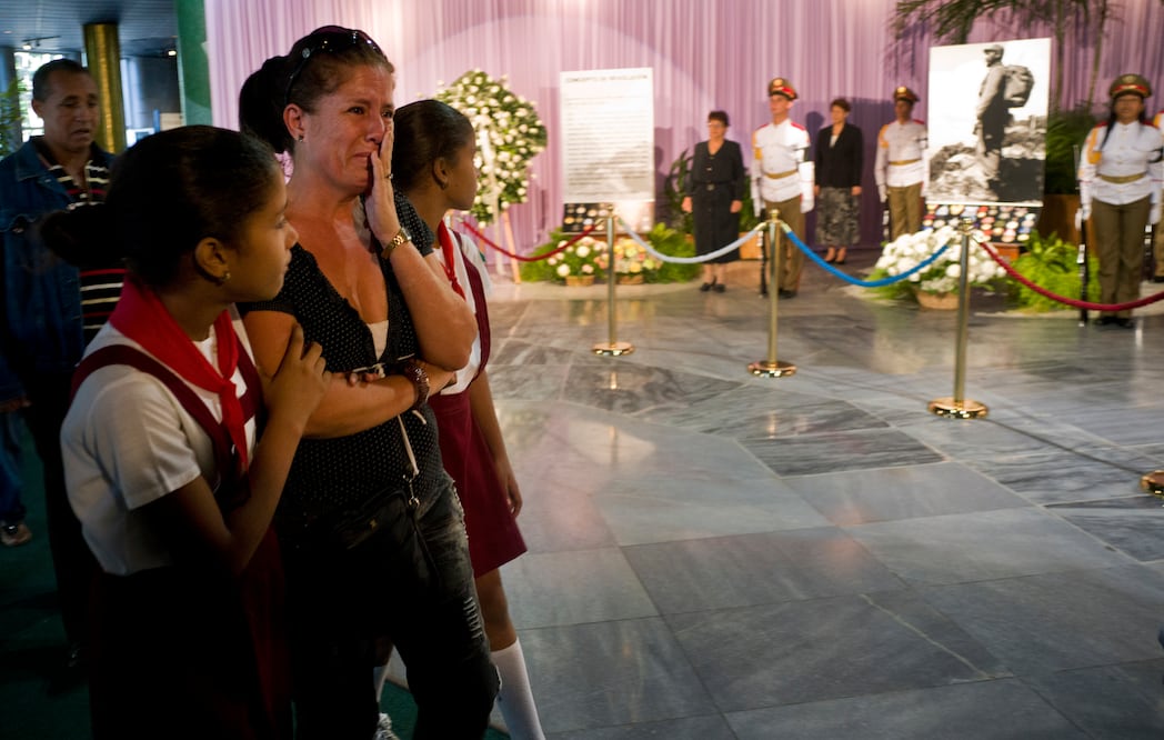 Cubanos asisten a despedirse de Fidel Castro en la Plaza de la Revolución (Foto: AP)