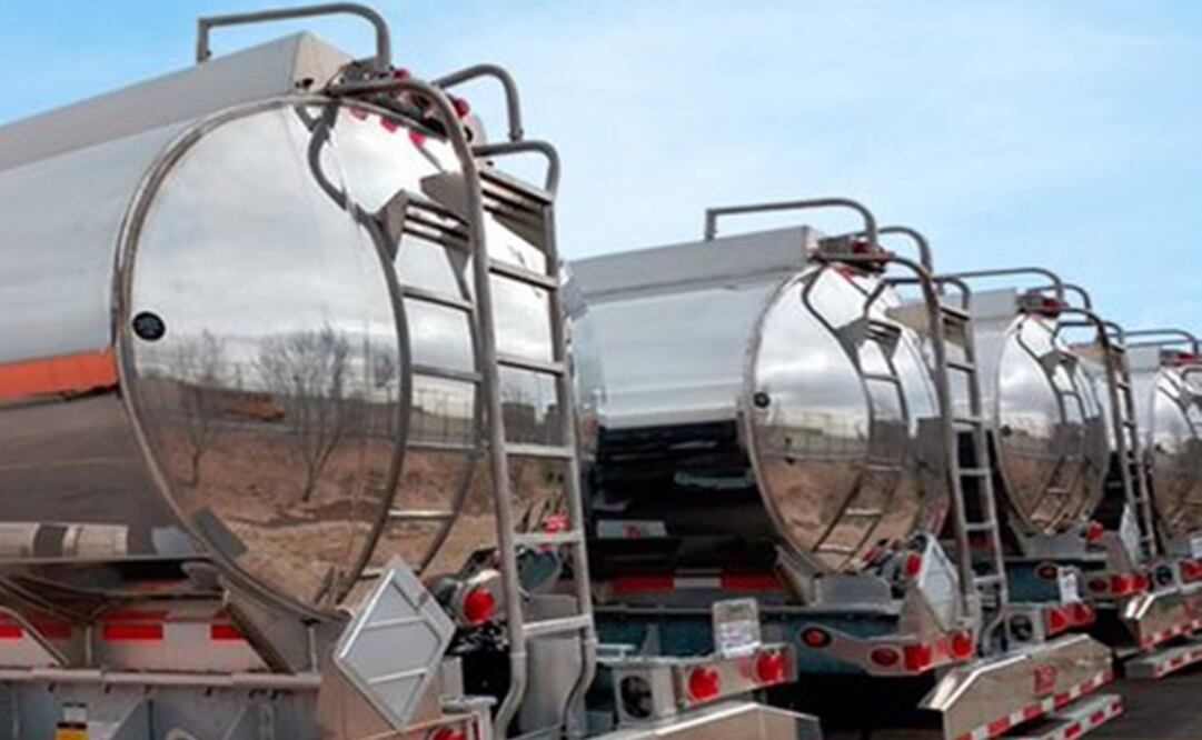 Las pipas son de la marca Heil, fabricados en aluminio y cuentan con una capacidad de 43 mil litros cada uno (Foto: tomada de Twitter @SHCP_mx)