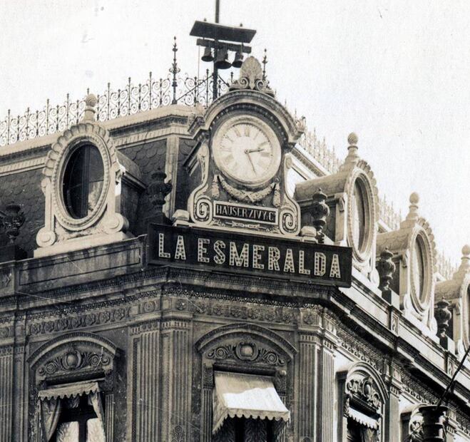 Detalle de la parte superior del edificio de la joyería "La Esmeralda", ubicado en la esquina de Madero e Isabel la Católica, en una imagen de los años veinte. Hoy la construcción ya no tiene el letrero con el nombre de aquella joyería. Es la sede del Museo del Estanquillo. Colección Carlos Villasana.