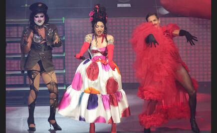 Mon Laferte lleva un performance femenino a su concierto en el Auditorio Nacional 