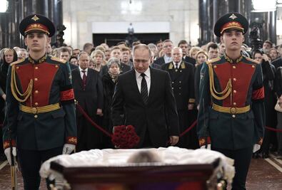 Acude Putin a funeral del embajador asesinado en Turquía