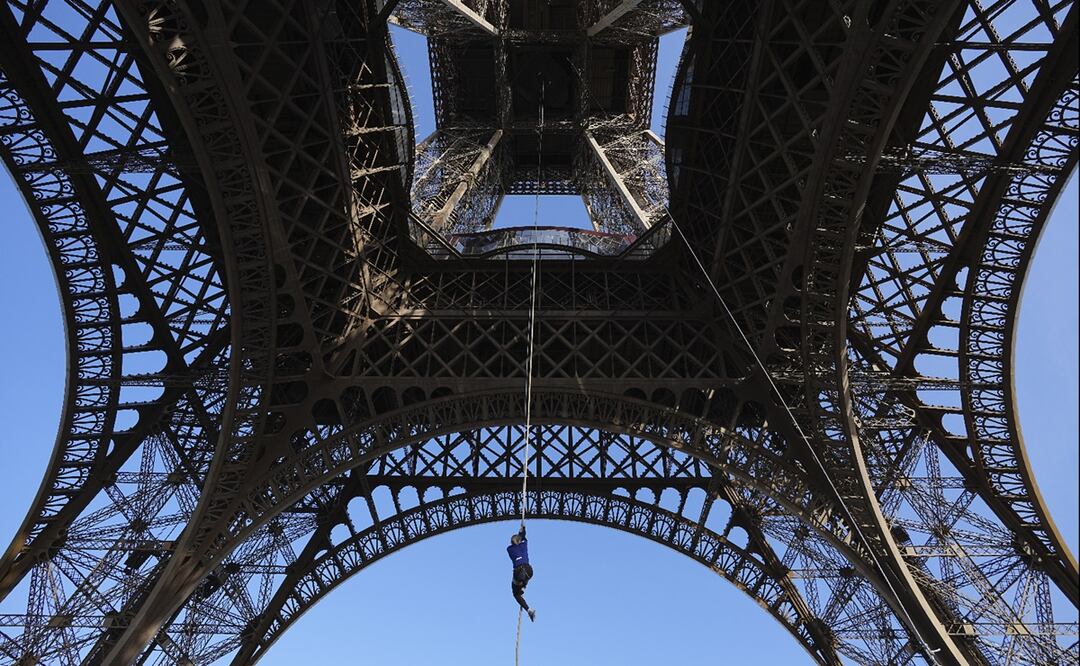 Con la fuerza únicamente de brazos y piernas, Anouk Garnier tardó poco más de 18 minutos en ascender al segundo piso de la Torre Eiffel. Foto: AP