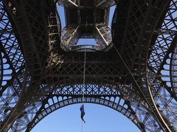 Francesa sube la Torre Eiffel con una cuerda e impone nuevo récord mundial