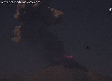 Volcán de Colima amanece con fumarola de dos kilómetros