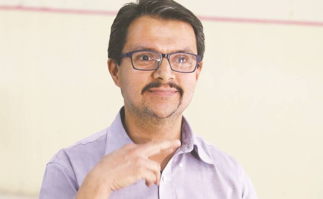 El alumno explica que tuvo que buscar un empleo después de que terminó la secundaria porque no había educación especializada. (AGUSTÍN SALINAS)