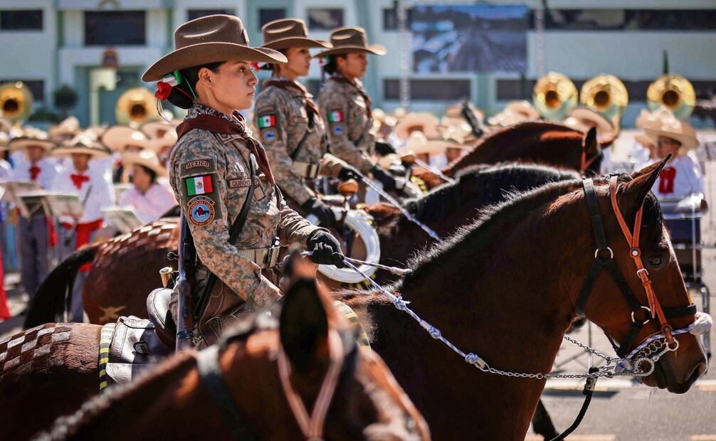 Las mujeres forman casi la mitad de los elementos que serán parte de la
parada con la que se festeja el aniversario de la Revolución Mexicana. Foto: Diego Simón Sánchez | El Universal