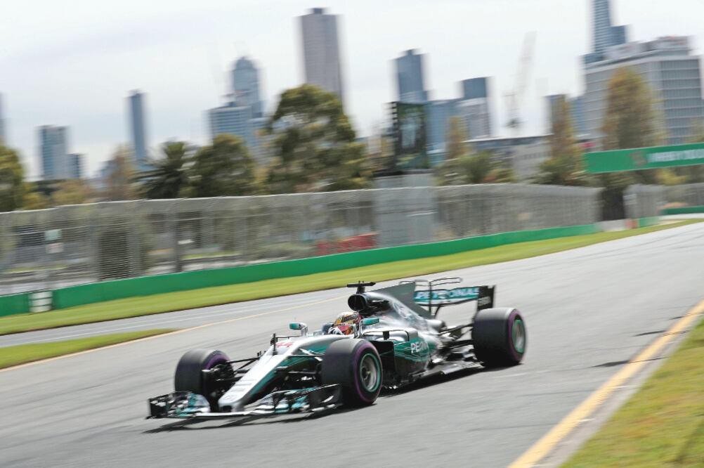 Los bólidos de la escudería germana experimentaron los cambios a la categoría sin problemas; Lewis Hamilton lideró la primera ronda (JASON REED. REUTERS)