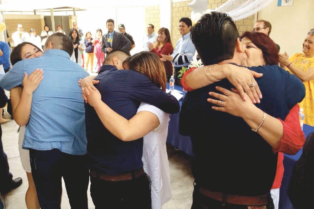 Agustín Miranda y su abogada Irma Porras se casaron en una boda colectiva el el 26 de junio de 2015, atestiguada por autoridades capitalinas de primer nivel (FOTO TOMADA DE FACEBOOK)
