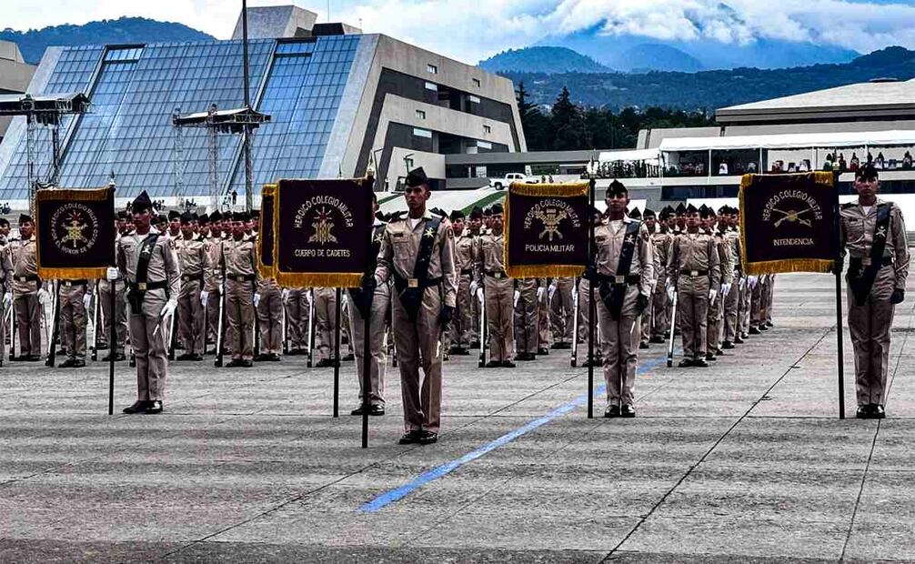 Uniformes que empleará la compañía Chimaltlalli del Heroico Colegio Militar en el Desfile Cívico Militar 2025. Foto: Defensa