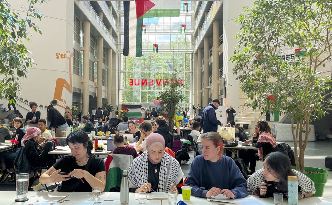 Estudiantes de la Universidad de Ginebra toman el hall principal del recinto para acampar allí en protesta por la situación humanitaria en Gaza, una acción que las autoridades del centro de estudios juzgan "comprensible y legítima". Foto: EFE