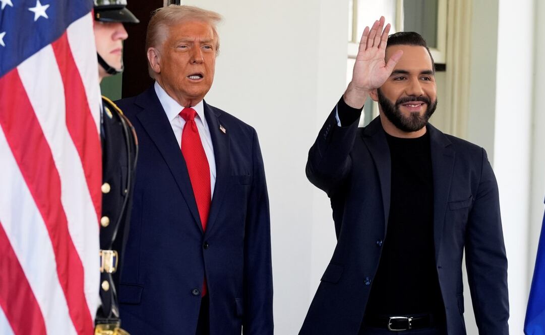 El presidente Donald Trump saluda a su homólogo salvadoreño Nayib Bukele a su llegada al Ala Oeste de la Casa Blanca, el lunes 14 de abril de 2025, en Washington. Foto: AP
