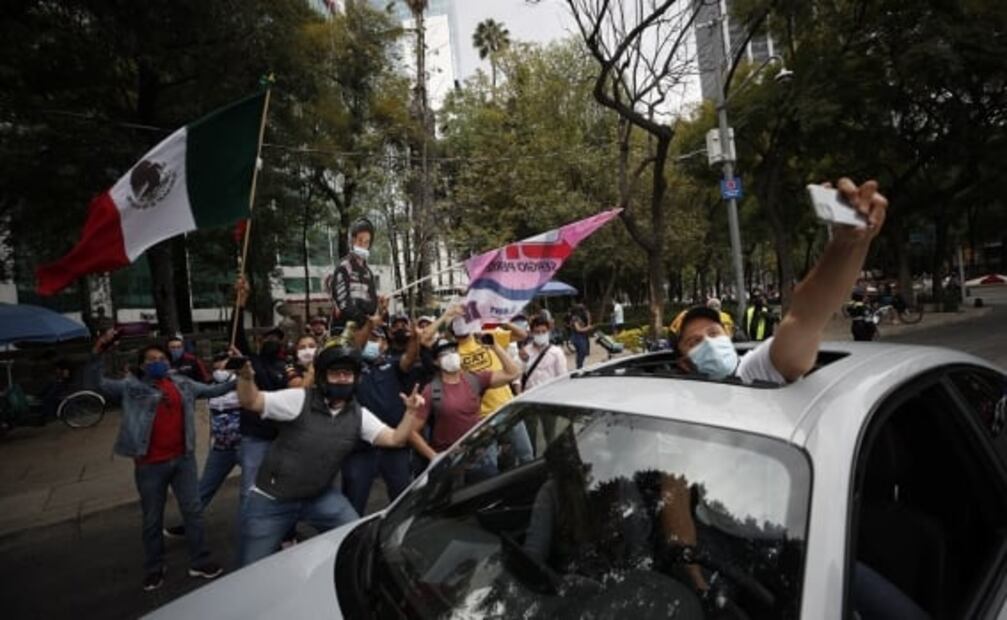 Checo Pérez confunde un meme con celebración de su triunfo en Baréin