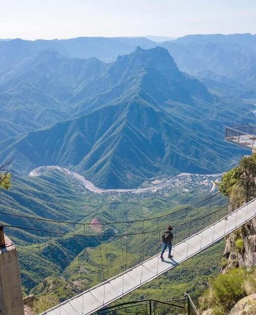 El puente colgante que lleva al mirador