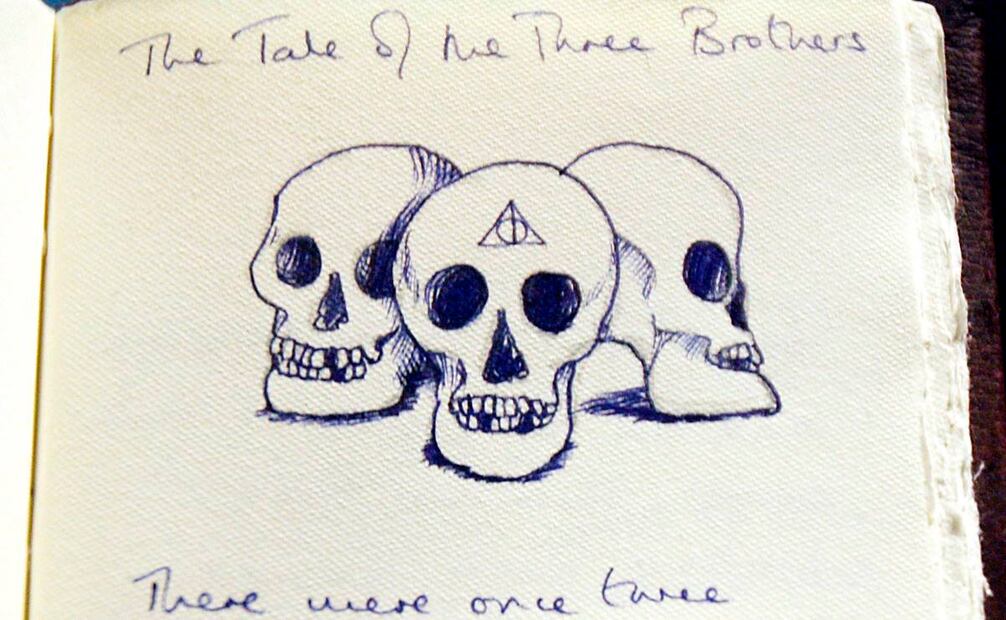 Una empleada de la casa de subastas Sotheby's muestra una copia única del manuscrito hecho por J. K. Rowling, “Los cuentos de Beedle el Bardo”, una colección de historias inéditas para el entonces 2007. El dinero recaudado se donaría a la campaña “La voz de los niños”. Este volumen contenía la versión escrita del famoso "Cuento de los tres hermanos", que narra la historia de las reliquias de la muerte.EFE/Andy Rain.