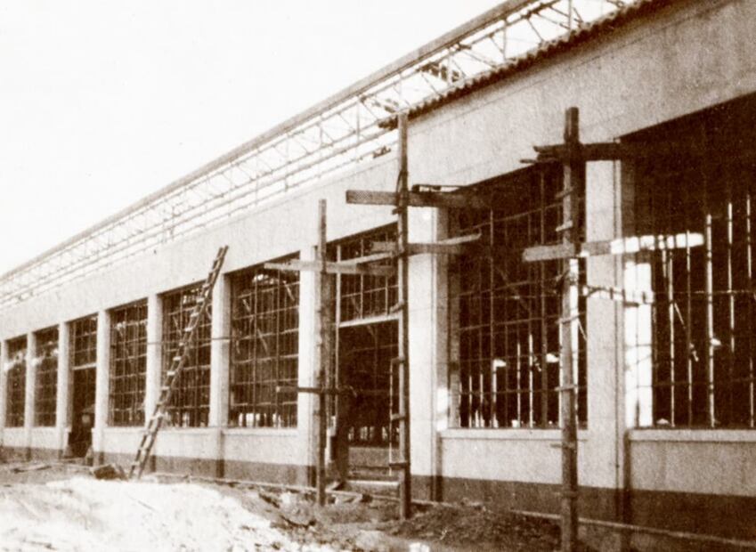 Construcción de la fachada del edificio principal de la “Casa Ford” La Villa. Libro “60 años de Ford en México”.