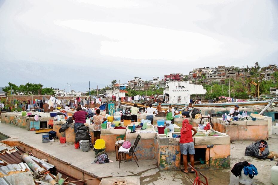 Los emblemáticos lavaderos públicos del barrio La Fábrica, en la colonia Carabalí, por los que han pasado generaciones de acapulqueñas, resultaron afectados por el paso del huracán Otis hace un mes. Foto: Valente Rosas/El Universal