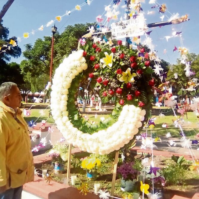 El 34 aniversario luctuoso inició en el Jardín Hidalgo con una misa en memoria de los fallecidos el 19 de noviembre de 1984. (ESPECIAL)