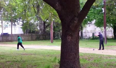 Acusan a ex policía blanco de homicidio de afroamericano