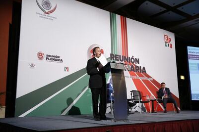 Meade entrega a diputados del PRI decálogo de política social de EPN