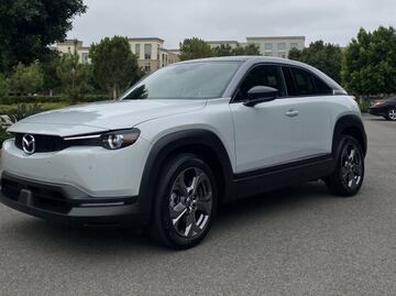 Mazda desarrolla energía limpia a partir de cáscaras de coco; así funciona