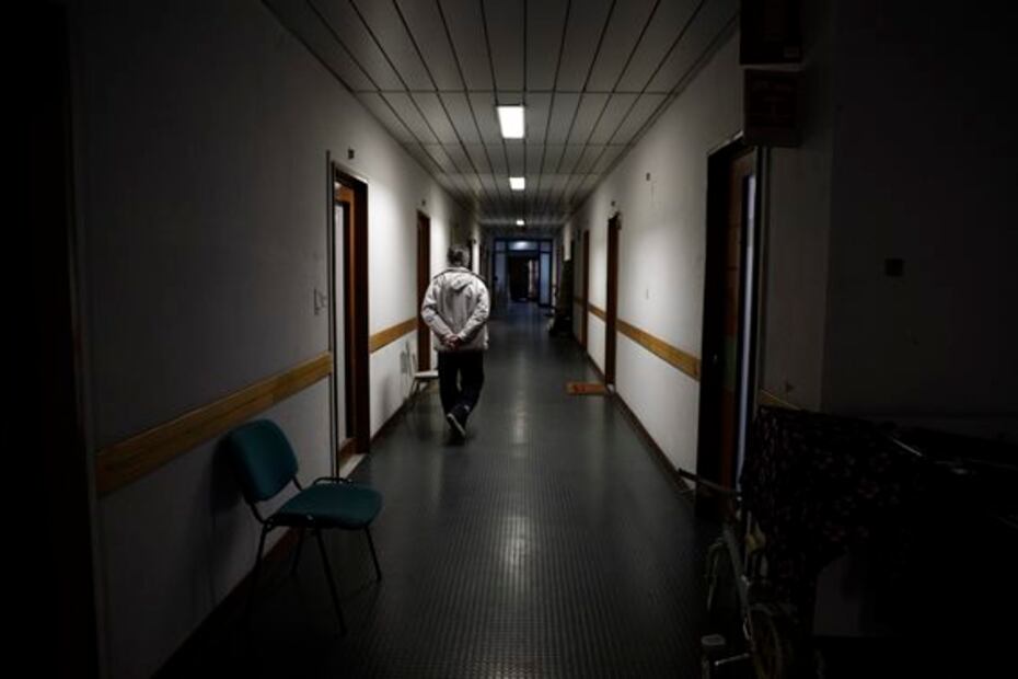 Cardenal rompe la ley para dar electricidad a personas sin hogar en Roma