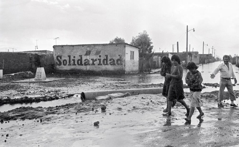 Chalco en 1991, con calles encharcadas tras la temporada de lluvias. A pesar de las atenciones del programa Solidaridad, algunas localidades todavía se abastecían de agua con pipas, sólo dos veces por semana. Foto: Jorge Ríos/Archivo EL UNIVERSAL.