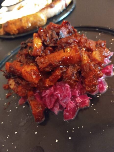 Esta hamburguesa chilanga trae suadero, salsa de pápalo y cuaresmeños asados