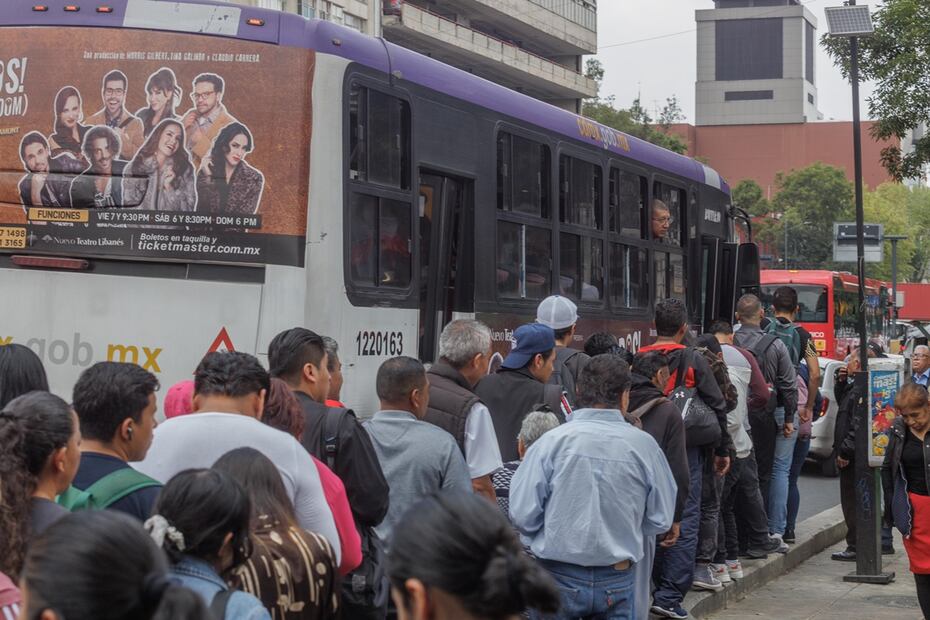 Una de las estaciones afectadas fue Hidalgo, por lo que decenas de usuarios fueron retirados de las instalaciones. Foto: Yare M. Osnaya / EL UNIVERSAL