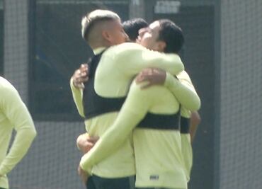Jugadores del América se ponen cariñosos en entrenamiento