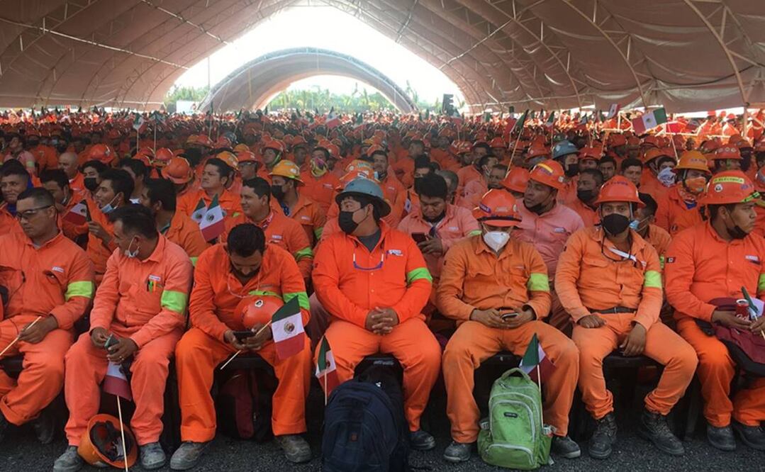 Trabajadores de la refinería Dos Bocas en festejo de López Obrador por Día del Trabajo Foto: Especial