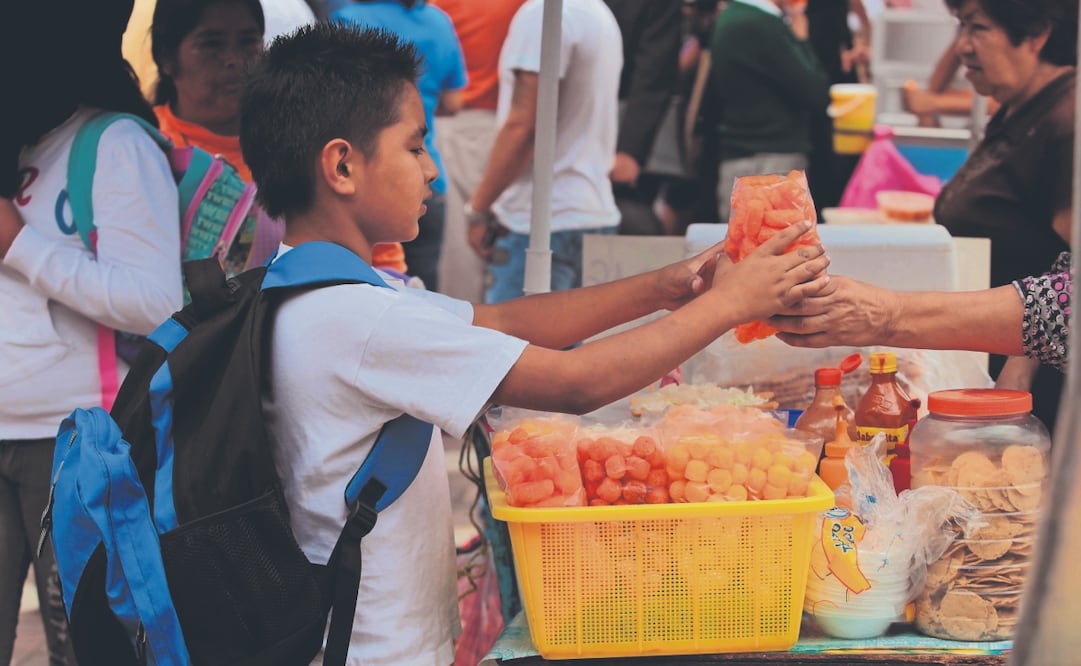 En más de 80 mil planteles de primaria continúa la venta de comida chatarra, según el informe. Archivo El Universal