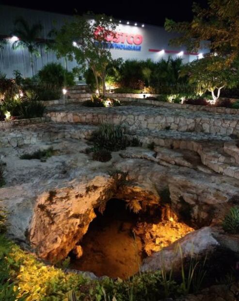 Ka Kutzal, el cenote que está en el estacionamiento de un supermercado