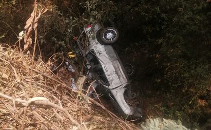 Auto cae a barranco de 30 metros con 4 personas a bordo y sobreviven en carretera de Amecameca