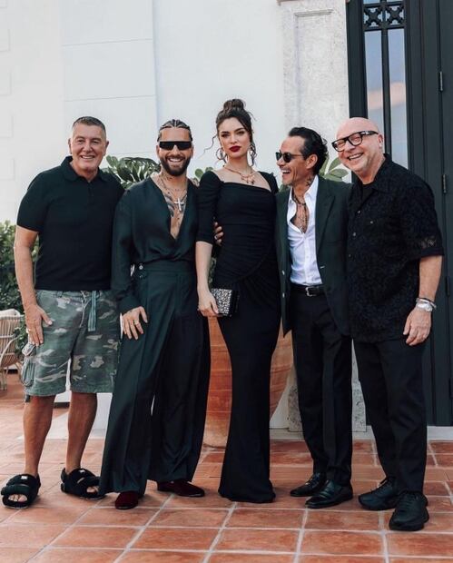 Nadia Ferreira acelera los latidos de Marc Anthony con su espalda descubierta