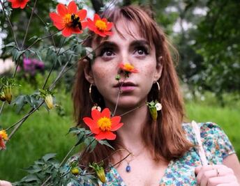 Natalia Téllez luce su embarazo con un radiante look de mezclilla 