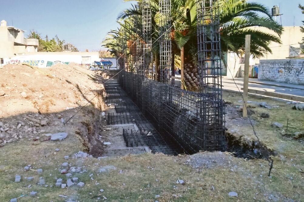 En la construcción de un Centro de Salud en la colonia Azotlán sólo quedaron los cimientos, alertó el legislador Héctor Javier Álvarez (JUAN MANUEL BARRERA. EL UNIVERSAL)