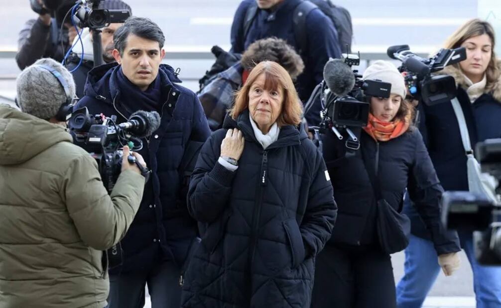 Gisèle Pelicot y su abogado Stephane Babonneauen su legada al tribunal de Aviñón este lunes, 16 de diciembre. Foto: EFE