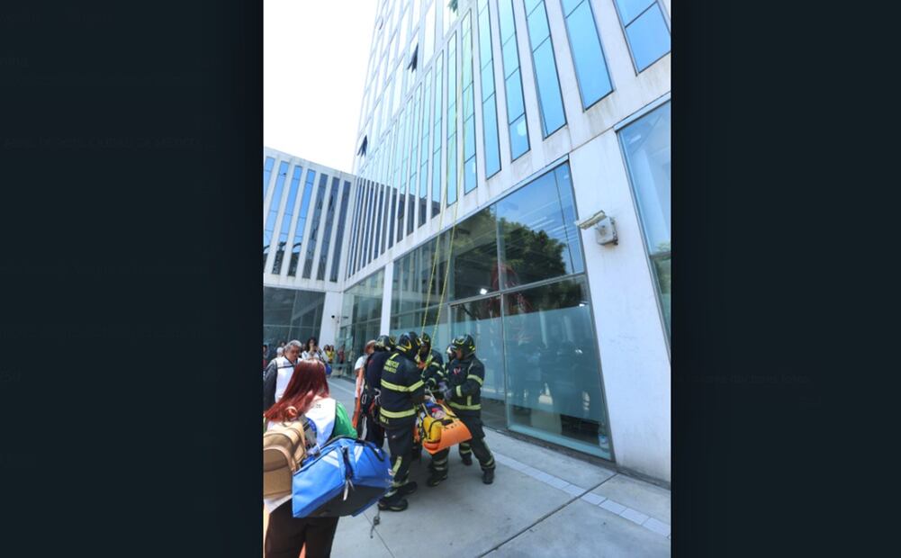 Bomberos realizan el rescate de una persona atrapada en un edificio de la Ciudad Judicial como parte del Primer Simulacro Nacional 2025 en la Ciudad de México, el 29 de abril de 2025. Foto: Francisco Rodríguez/EL UNIVERSAL