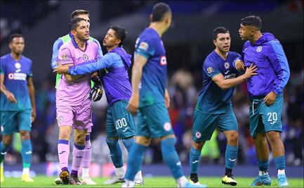 ¿Por qué se pelearon dos jugadores del Cruz Azul tras ganarle al León?