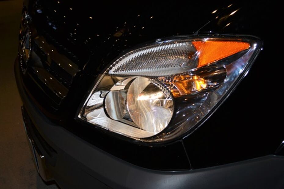 Esta es la forma correcta de pulir los faros del auto