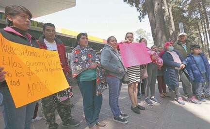 Padres protestan en Toluca por medicinas para sus hijos