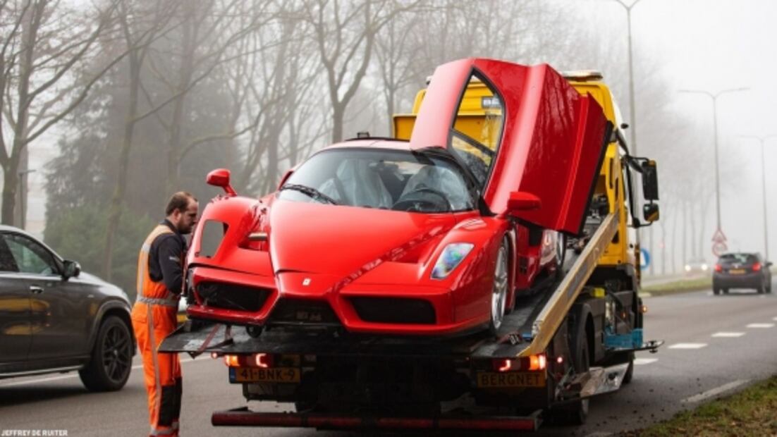 Empleado de Ferrari choca un ejemplar durante un traslado